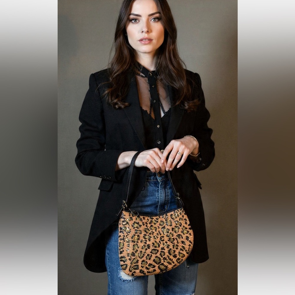Auth ✅FENDI ❤️Beaded Shoulder Bag Oyster leopard👠
